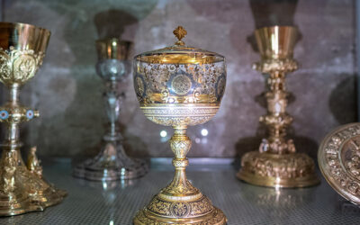 El Museo de la Catedral expone un conjunto de copón damasquinado donado por el cardenal Cañizares
